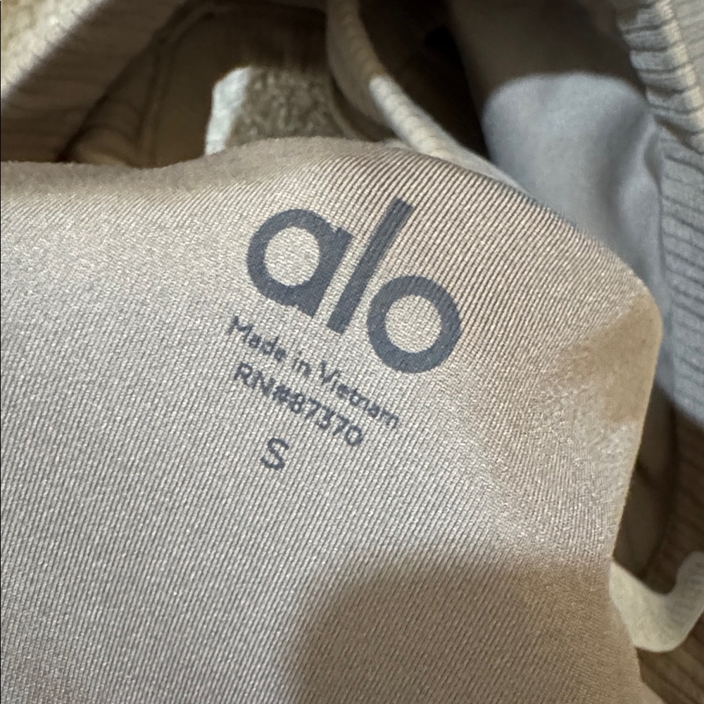 Alo Ribbed Sports Bra - Picture 3 of 3